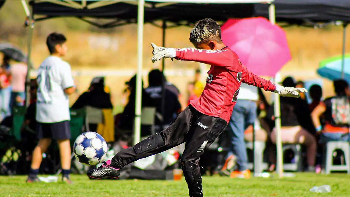 Niño en partido